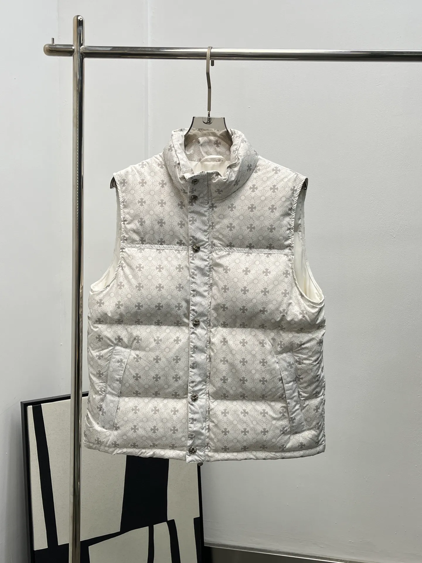 P810 Chorme heart* 25Fw new autumn and winter cross print down vest is an exclusive high-end version! The Chrome Hearts classic cross dark pattern is printed all over, which is low-key and has brand recognition. The black and white two-color suit different styles! The short silhouette + fluffy velvet can not only modify the body proportions, but also keep warm in winter; the stand-up collar design + metal snap placket, the details echo the dark luxury tone of the brand, and the metal pendant at the zipper is a finishing touch. It is an indispensable autumn and winter texture for fashionable people's wardrobe. Spot sale SML
